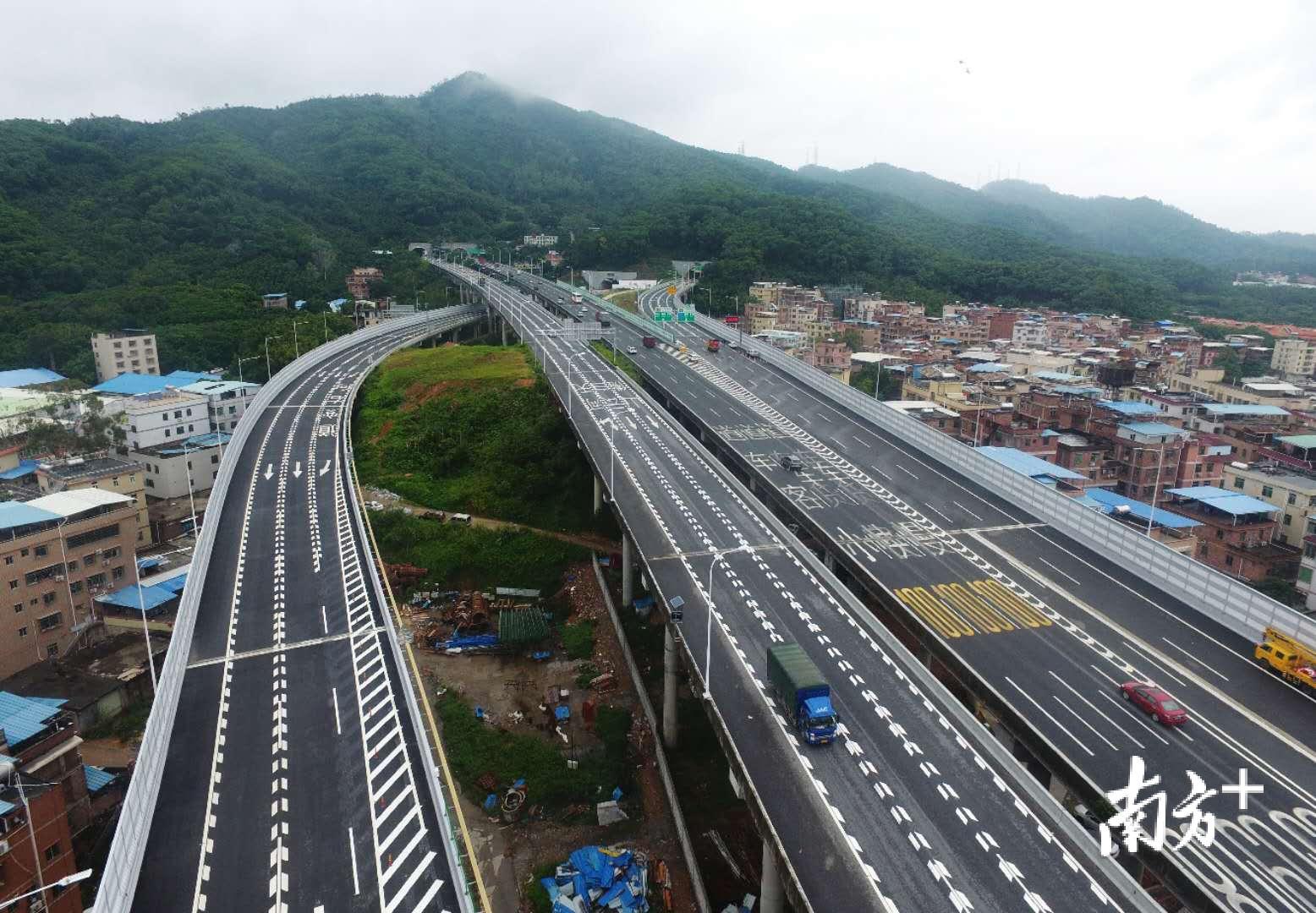 广连高速公路花从段山前枢纽互通立交年底全线通车创造有利条件